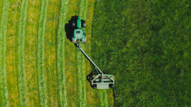 maquinario-agricola-em-plantacao-verde