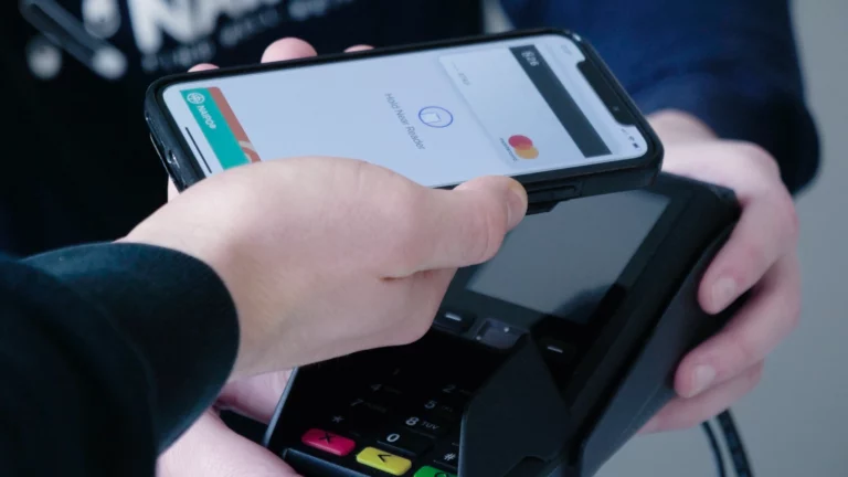 poner a mano el teléfono celular en la máquina de pago
