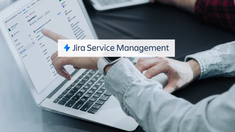 persona señalando un portátil con el logotipo de Jira Service Management
