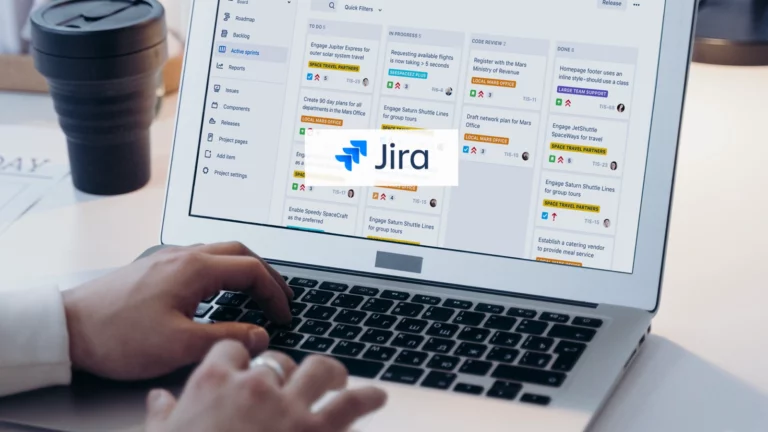 mano en la computadora portátil con la herramienta de software Jira abierta
